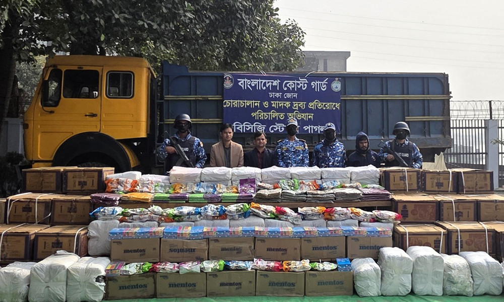 দেড় কোটি টাকার ভারতীয় শাড়িসহ পাচারকারী আটক